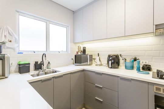 Compra apartamento mobiliado no Itaim Bibi, 2 quartos. — Cozinha