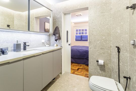 Compra apartamento mobiliado no Itaim Bibi, 2 quartos. — Banheiro da Suíte