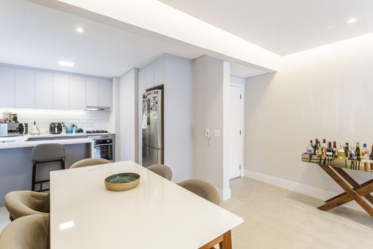 Compra apartamento mobiliado no Itaim Bibi, 2 quartos. — Sala