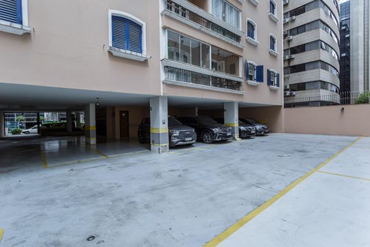 Compra apartamento mobiliado no Itaim Bibi, 2 quartos. — Garagem