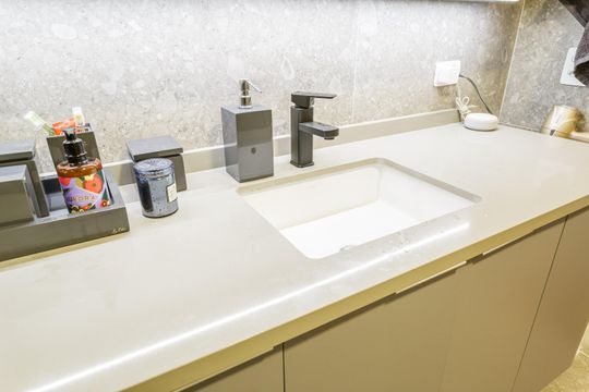 Compra apartamento mobiliado no Itaim Bibi, 2 quartos. — Banheiro da Suíte