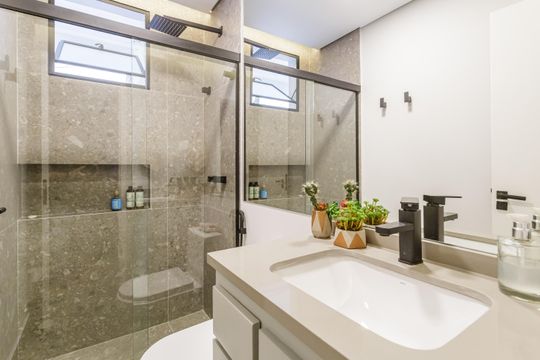Compra apartamento mobiliado no Itaim Bibi, 2 quartos. — Banheiro Social