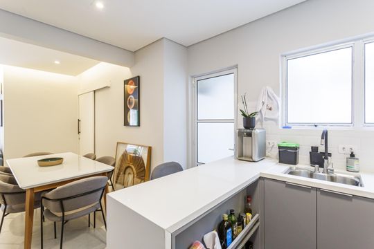Compra apartamento mobiliado no Itaim Bibi, 2 quartos. — Cozinha