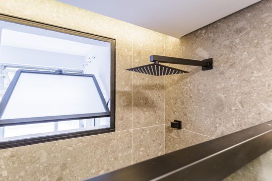 Compra apartamento mobiliado no Itaim Bibi, 2 quartos. — Banheiro Social