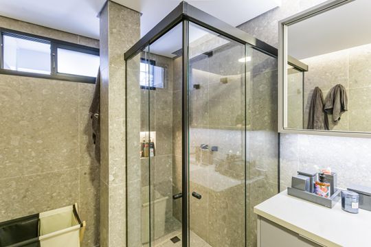 Compra apartamento mobiliado no Itaim Bibi, 2 quartos. — Banheiro da Suíte