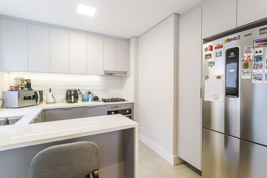 Compra apartamento mobiliado no Itaim Bibi, 2 quartos. — Cozinha