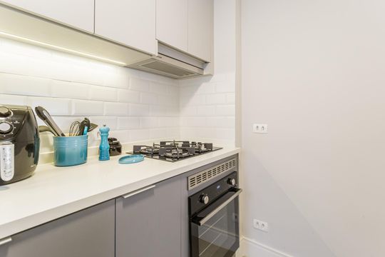 Compra apartamento mobiliado no Itaim Bibi, 2 quartos. — Cozinha