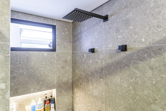 Compra apartamento mobiliado no Itaim Bibi, 2 quartos. — Banheiro da Suíte