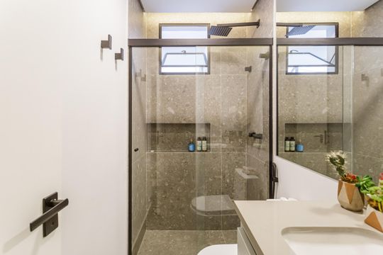 Compra apartamento mobiliado no Itaim Bibi, 2 quartos. — Banheiro Social