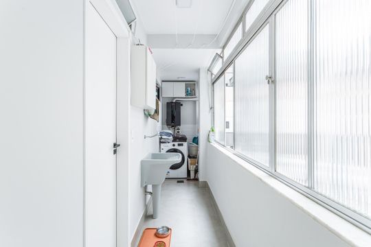 Compra apartamento mobiliado no Itaim Bibi, 2 quartos. — Área de Serviço