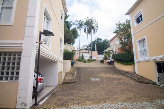 Venda de casa em condomínio no Brooklin com 4 quartos, quintal e varanda gourmet. — Fachada do Condominio