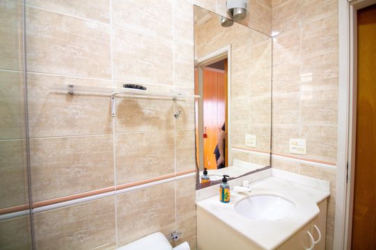 Venda de casa em condomínio no Brooklin com 4 quartos, quintal e varanda gourmet. — Banheiro da Suíte 2