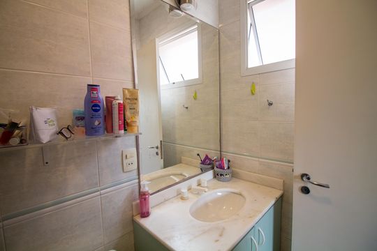 Venda de casa em condomínio no Brooklin com 4 quartos, quintal e varanda gourmet. — Banheiro da Suíte 1