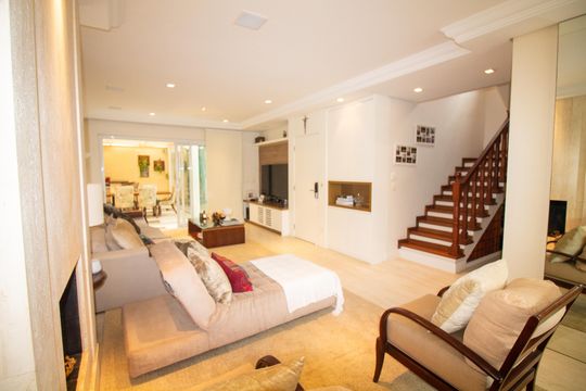Venda de casa em condomínio no Brooklin com 4 quartos, quintal e varanda gourmet. — Sala