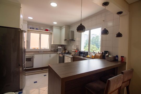 Venda de casa em condomínio no Brooklin com 4 quartos, quintal e varanda gourmet. — Cozinha
