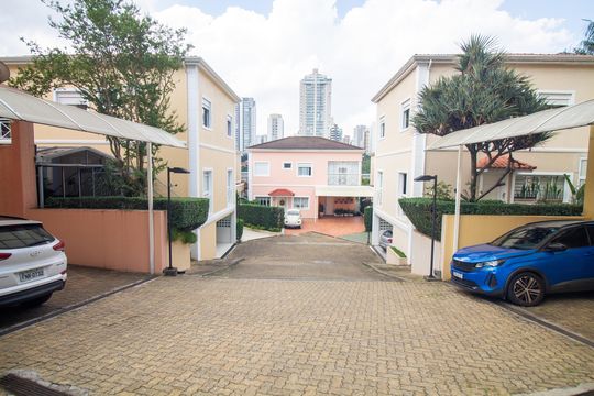 Venda de casa em condomínio no Brooklin com 4 quartos, quintal e varanda gourmet. — Fachada do Condominio