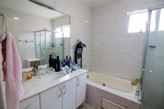 Venda de casa em condomínio no Brooklin com 4 quartos, quintal e varanda gourmet. — Banheiro da Suíte 3