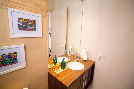 Venda de casa em condomínio no Brooklin com 4 quartos, quintal e varanda gourmet. — Lavabo