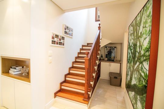 Venda de casa em condomínio no Brooklin com 4 quartos, quintal e varanda gourmet. — Escada