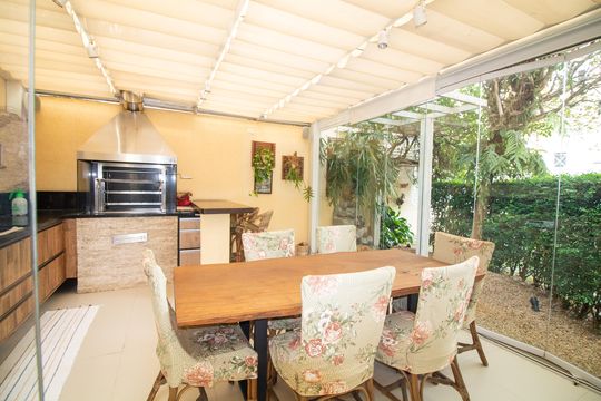 Venda de casa em condomínio no Brooklin com 4 quartos, quintal e varanda gourmet. — Churrasqueira