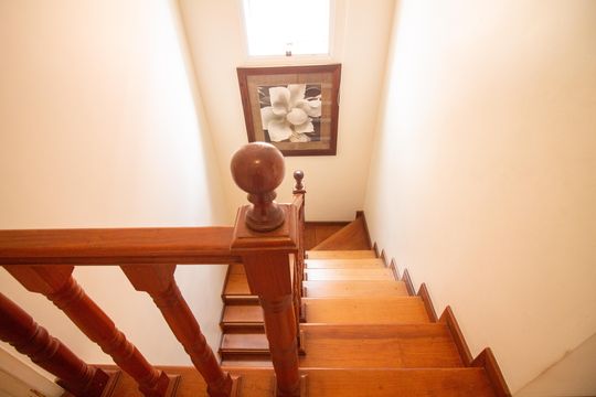 Venda de casa em condomínio no Brooklin com 4 quartos, quintal e varanda gourmet. — Escada