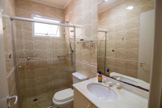Venda de casa em condomínio no Brooklin com 4 quartos, quintal e varanda gourmet. — Banheiro da Suíte 2