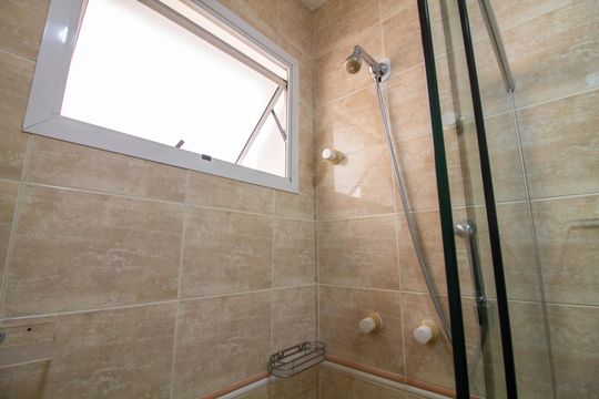 Venda de casa em condomínio no Brooklin com 4 quartos, quintal e varanda gourmet. — Banheiro da Suíte 2
