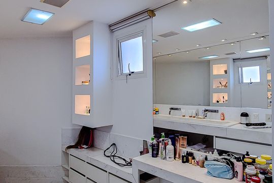 Comprar apartamento mobiliado na Lapa: 4 quartos, 3 suítes. — Banheiro da Suíte 1