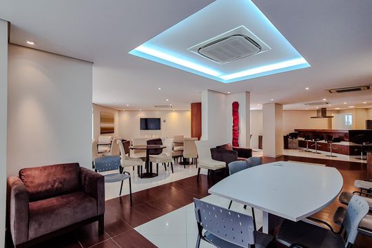 Comprar apartamento mobiliado na Lapa: 4 quartos, 3 suítes. — Área comum