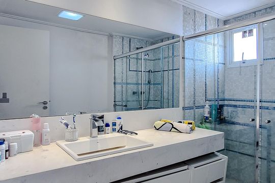 Comprar apartamento mobiliado na Lapa: 4 quartos, 3 suítes. — Banheiro da Suíte 2