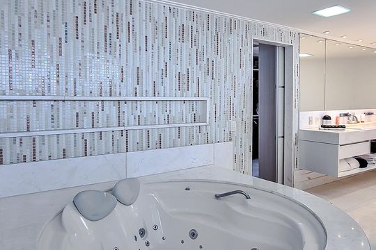 Comprar apartamento mobiliado na Lapa: 4 quartos, 3 suítes. — Banheiro da Suíte 1