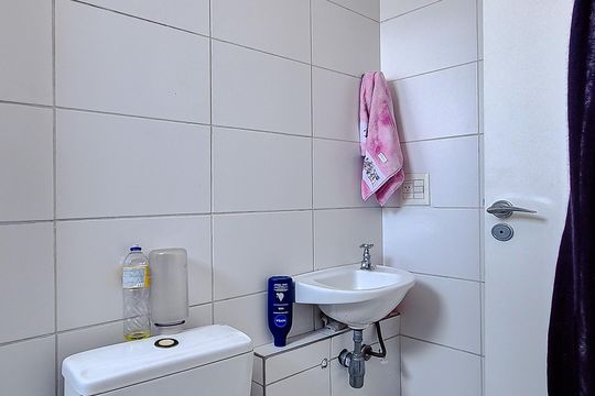 Comprar apartamento mobiliado na Lapa: 4 quartos, 3 suítes. — Banheiro de serviço