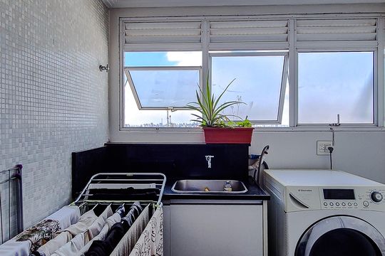 Comprar apartamento mobiliado na Lapa: 4 quartos, 3 suítes. — Área de Serviço