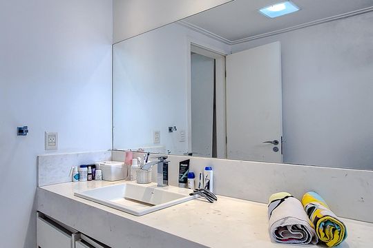 Comprar apartamento mobiliado na Lapa: 4 quartos, 3 suítes. — Banheiro da Suíte 2