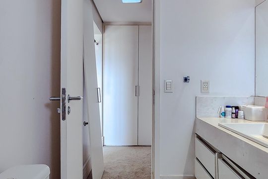 Comprar apartamento mobiliado na Lapa: 4 quartos, 3 suítes. — Banheiro da Suíte 2