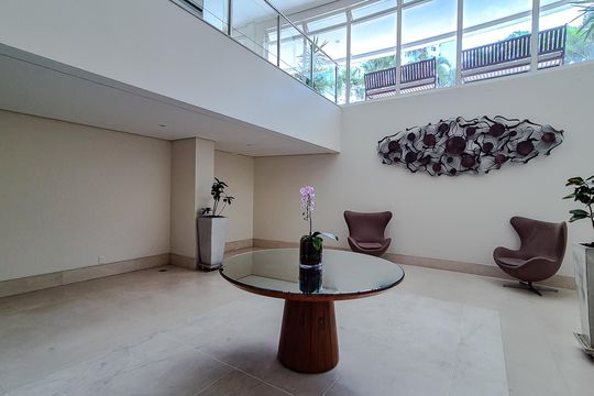 Comprar apartamento mobiliado na Lapa: 4 quartos, 3 suítes. — Área comum