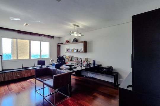 Comprar apartamento mobiliado na Lapa: 4 quartos, 3 suítes. — Escritório