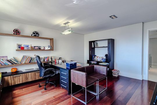 Comprar apartamento mobiliado na Lapa: 4 quartos, 3 suítes. — Escritório