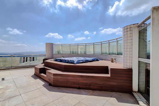 Comprar apartamento mobiliado na Lapa: 4 quartos, 3 suítes. — Área externa