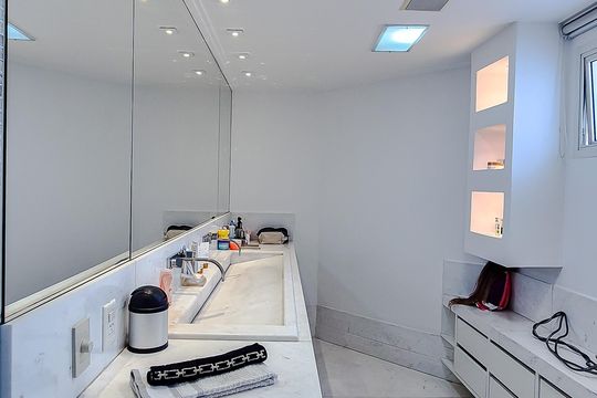 Comprar apartamento mobiliado na Lapa: 4 quartos, 3 suítes. — Banheiro da Suíte 1