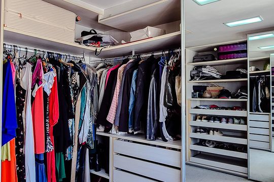 Comprar apartamento mobiliado na Lapa: 4 quartos, 3 suítes. — Closet da Suíte 1