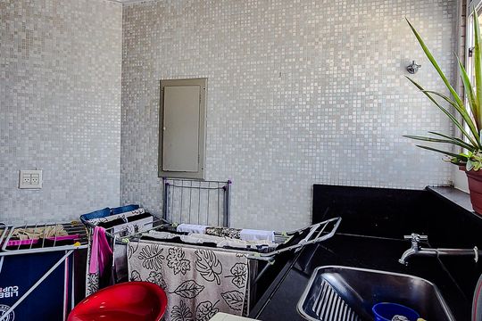Comprar apartamento mobiliado na Lapa: 4 quartos, 3 suítes. — Área de Serviço