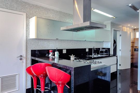 Comprar apartamento mobiliado na Lapa: 4 quartos, 3 suítes. — Cozinha