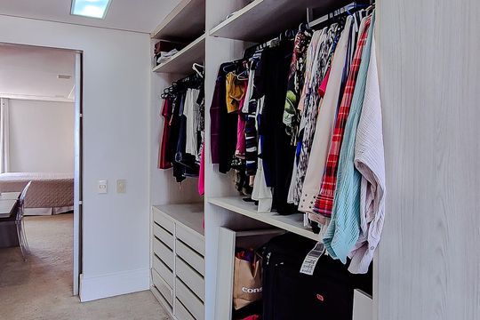 Comprar apartamento mobiliado na Lapa: 4 quartos, 3 suítes. — Closet da Suíte 1