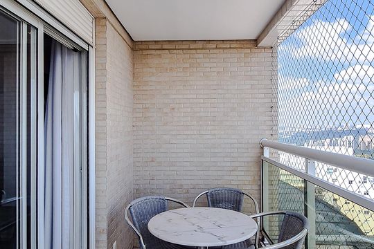 Comprar apartamento mobiliado na Lapa: 4 quartos, 3 suítes. — Quarto 1 - Varanda