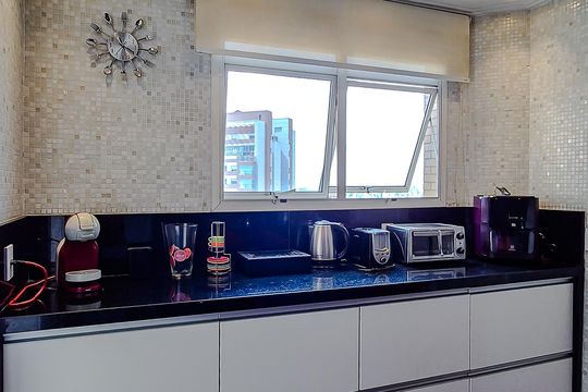 Comprar apartamento mobiliado na Lapa: 4 quartos, 3 suítes. — Cozinha