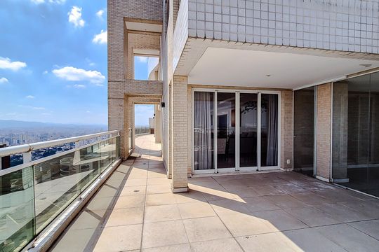 Comprar apartamento mobiliado na Lapa: 4 quartos, 3 suítes. — Área externa