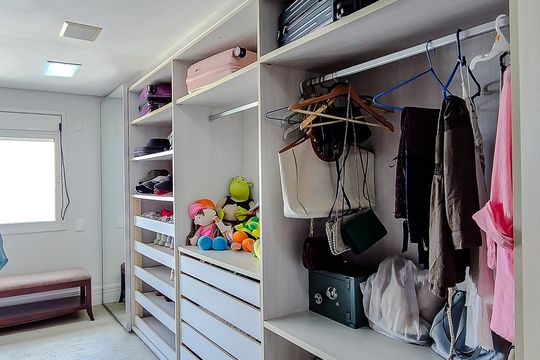 Comprar apartamento mobiliado na Lapa: 4 quartos, 3 suítes. — Closet da Suíte 1