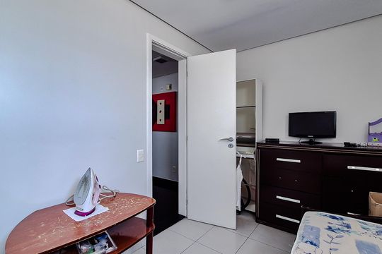 Comprar apartamento mobiliado na Lapa: 4 quartos, 3 suítes. — Quarto de Serviço