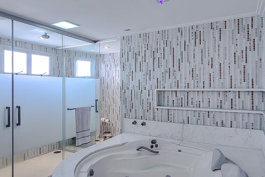 Comprar apartamento mobiliado na Lapa: 4 quartos, 3 suítes. — Banheiro da Suíte 1
